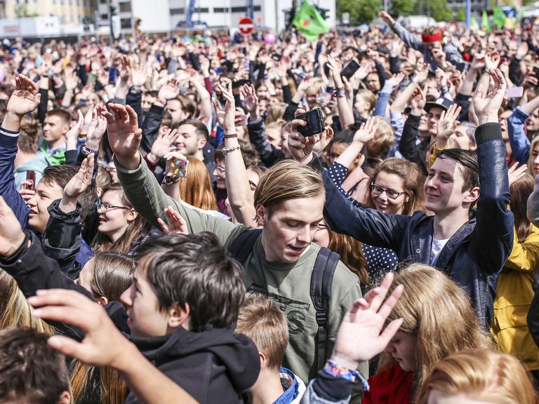 "Hand in Hand"-Demonstration gegen Rechts in Chemnitz am 1.5.2018. Zeitgleich findet ein Aufzug der rechtsextremistischen-neonazistischen Kleinparter 'Der III. Weg' statt.