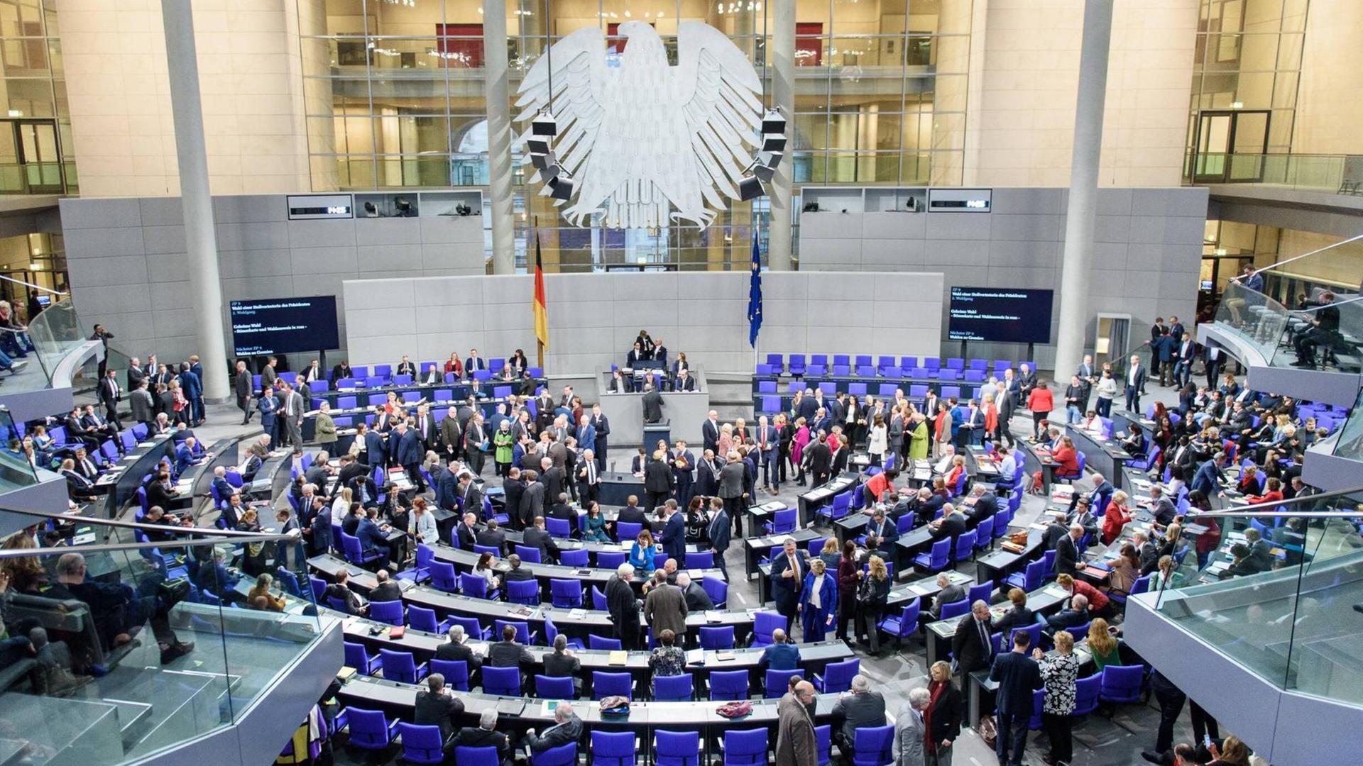 Der Plenarsaal des Bundestags mit den Abgeordneten während einer Abstimmung