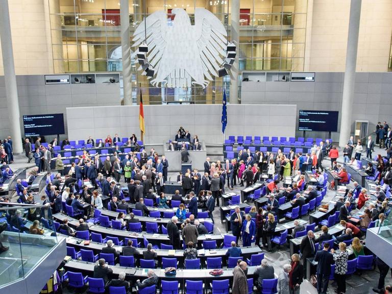 Der Plenarsaal des Bundestags mit den Abgeordneten während einer Abstimmung