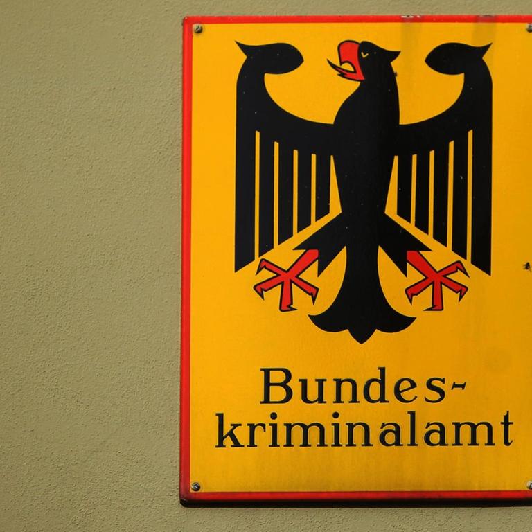 Ein Schild weist auf das Bundeskriminalamt in Wiesbaden hin.