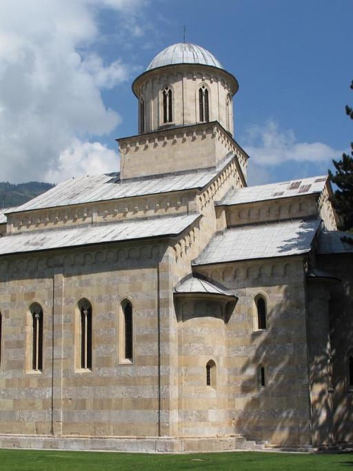 Die Klosterkirche Decani im Kosovo, aufgenommen am 17.07.2014. Foto: Thomas Brey/dpa (zu dpa "Serbische Kosovo-Klöster leiden unter albanischen Attacken")