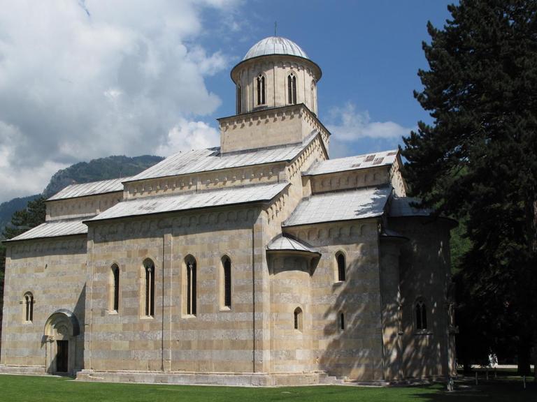 Die Klosterkirche Decani im Kosovo, aufgenommen am 17.07.2014. Foto: Thomas Brey/dpa (zu dpa "Serbische Kosovo-Klöster leiden unter albanischen Attacken")