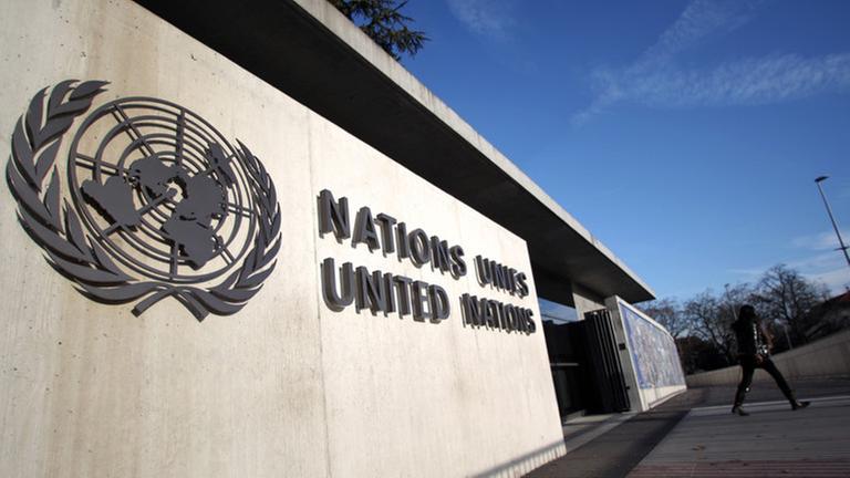 Das Eingangstor mit Logo der Vereinten Nationen (united nations, Nations Unies), aufgenommen am Montag (26.12.2011) in Genf. Foto: Fredrik von Erichsen | Verwendung weltweit
