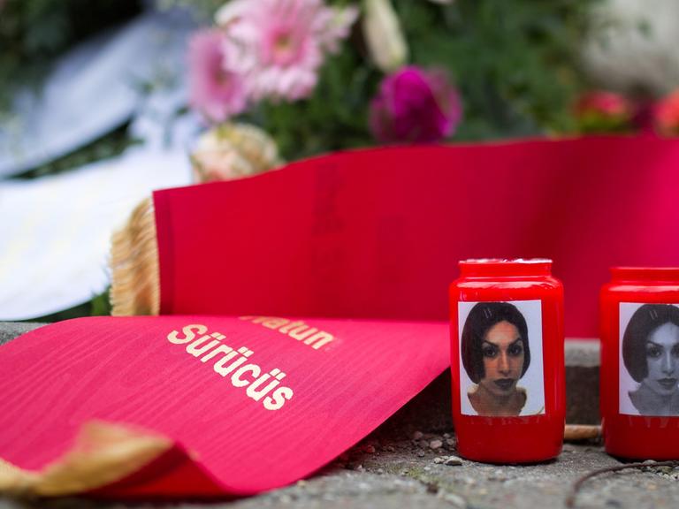 Kerzen und Bilder am Gedenkstein für Hatun Sürücü in Berlin. Die Kurdin war 2005 auf offener Straße von Mitgliedern ihrer Familie erschossen worden.