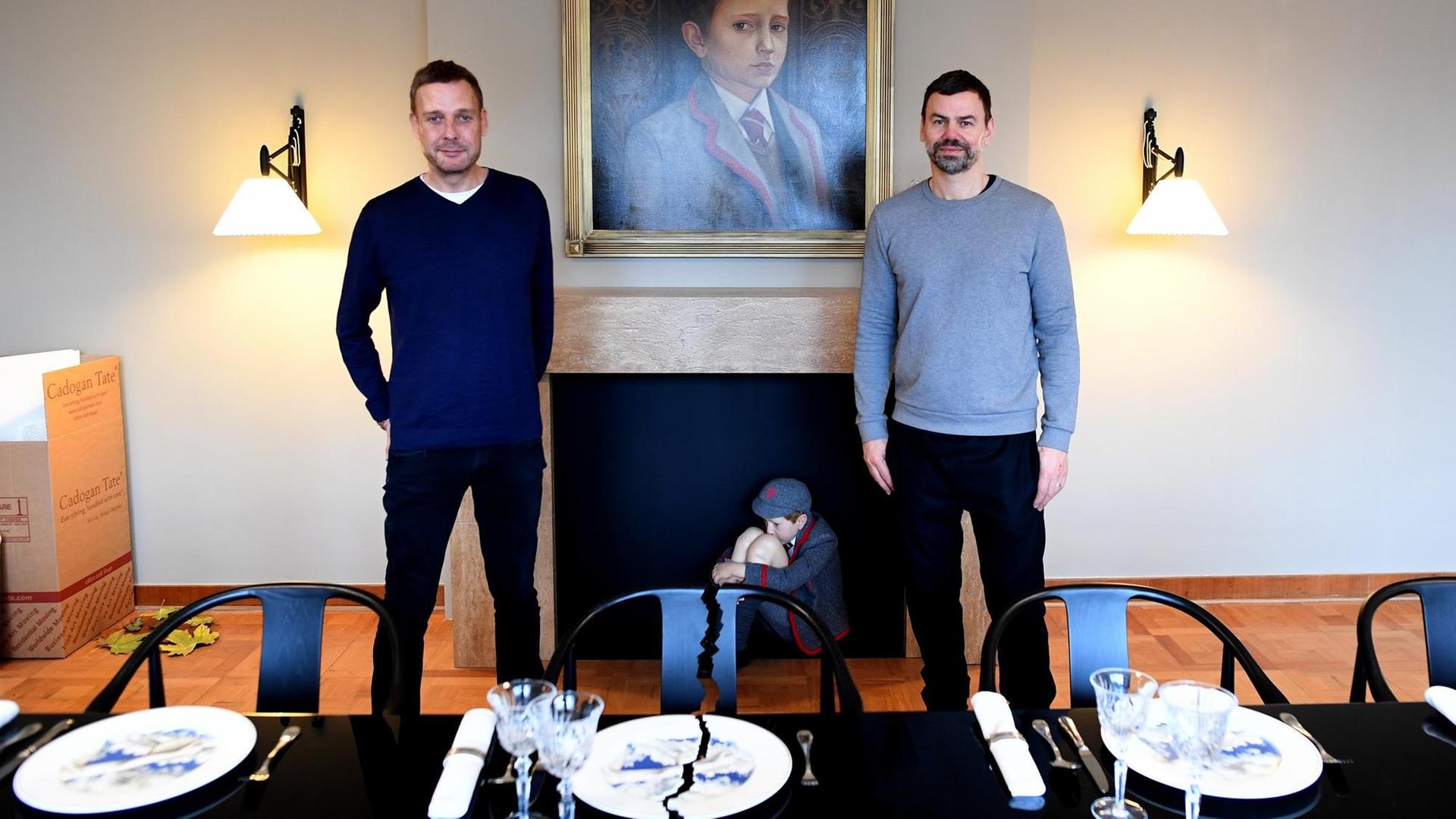 Der Däne Michael Elmgreen (l) und der Norweger Ingar Dragset (r) inszenieren in der Mies van der Rohe-Villa Haus Lange den Umzug einer deutschen Familie aus London zurück nach Deutschland. Die Ausstellung "Die Zugezogenen" ist vom 19.2. bis zum 27.8.2017 in Krefeld zu sehen.