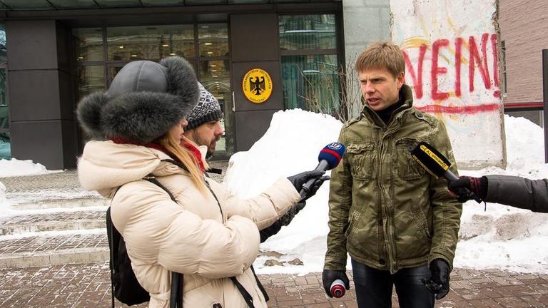 HANDOUT - Auf dem von Alexej Gontscharenko (r) zur Verfügung gestellten Foto ist ein Stück der früheren Berliner Mauer am 08.02.2017 vor der deutschen Botschaft in Kiew (Ukraine) zu sehen. Das Wort "NEIN" hatte Gontscharenko zuvor mit roter Farbe auf das Mauerstück geschrieben. (zu dpa "Ukrainischer Abgeordneter beschmiert Mauer-Denkmal in Kiew" am 08.02.2017 - ACHTUNG: Nur zur redaktionellen Verwendung im Zusammenhang mit der aktuellen Berichterstattung und nur bei Nennung: "Foto: Alexej Gontscharenko/dpa") Foto: -/Alexej Gontscharenko/dpa |