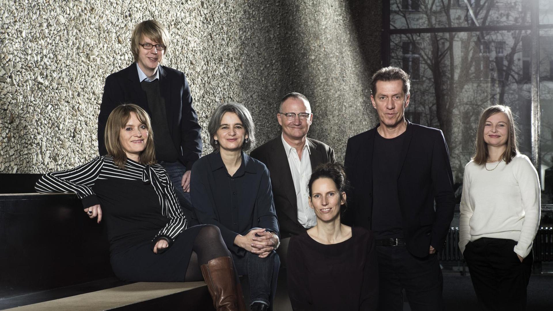 Das Foto zeigt die Jury des Berliner Theatertreffens 2019, also Dorothea Marcus, Christian Rakow, Shirin Sojitrawalla, Andreas Klaeui, Eva Behrendt, Wolfgang Höbel, Margarete Affenzeller