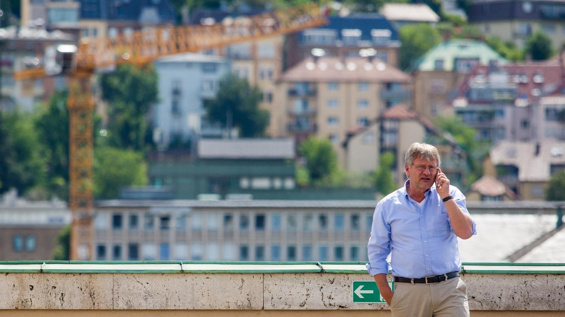 Jörg Meuthen telefoniert auf dem Dach des Landtags, im Hintergrund ein Baukran und Häuser Jörg Meuthen telefoniert auf dem Dach des Landtags, im Hintergrund ein Baukran und Häuser