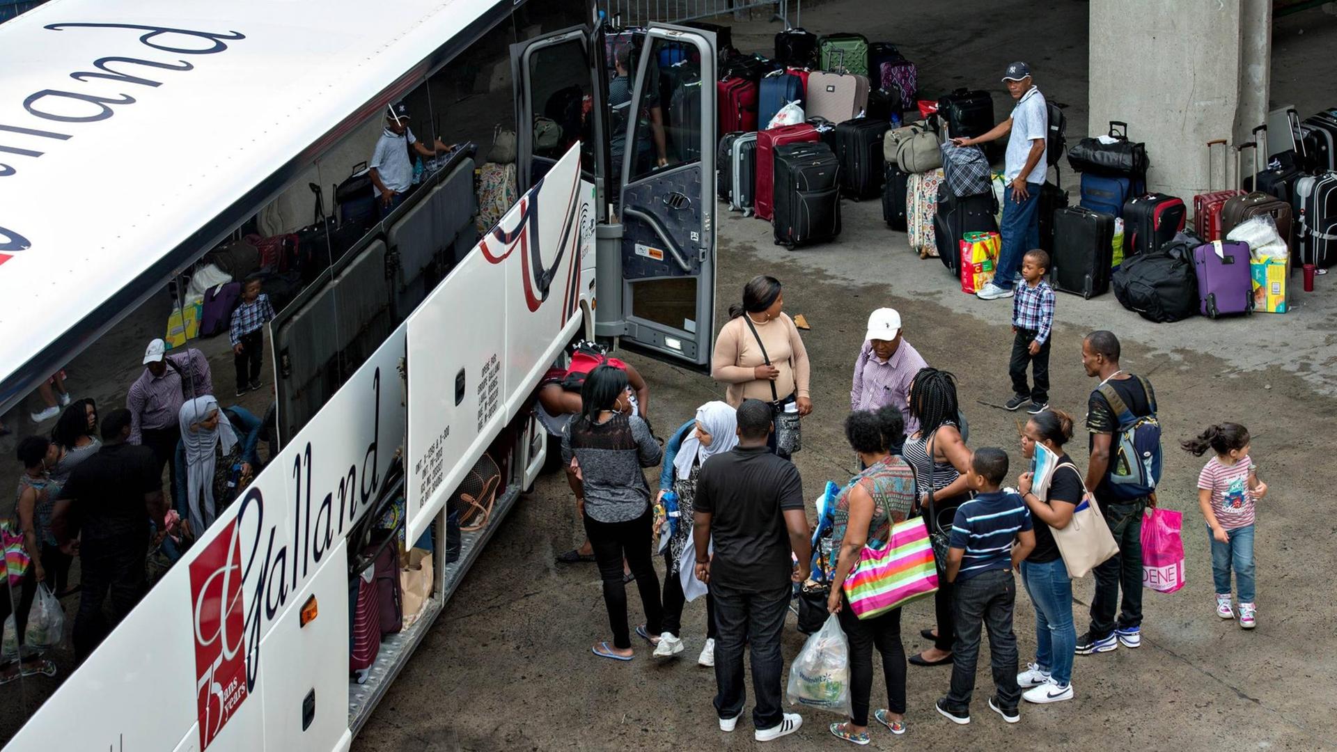 Ein Bus mit Aslysuchenden am 4. August 2017 im Olympic Stadium in Montreal, Quebec, Kanada. Die Zahl der Flüchtlinge hat sich in Quebec seit Mai pro Tag verdreifacht. 70 Prozent von ihnen sind aus Haiti. Bisher haben 6.500 von ihnen in Kanada Asyl beantragt.