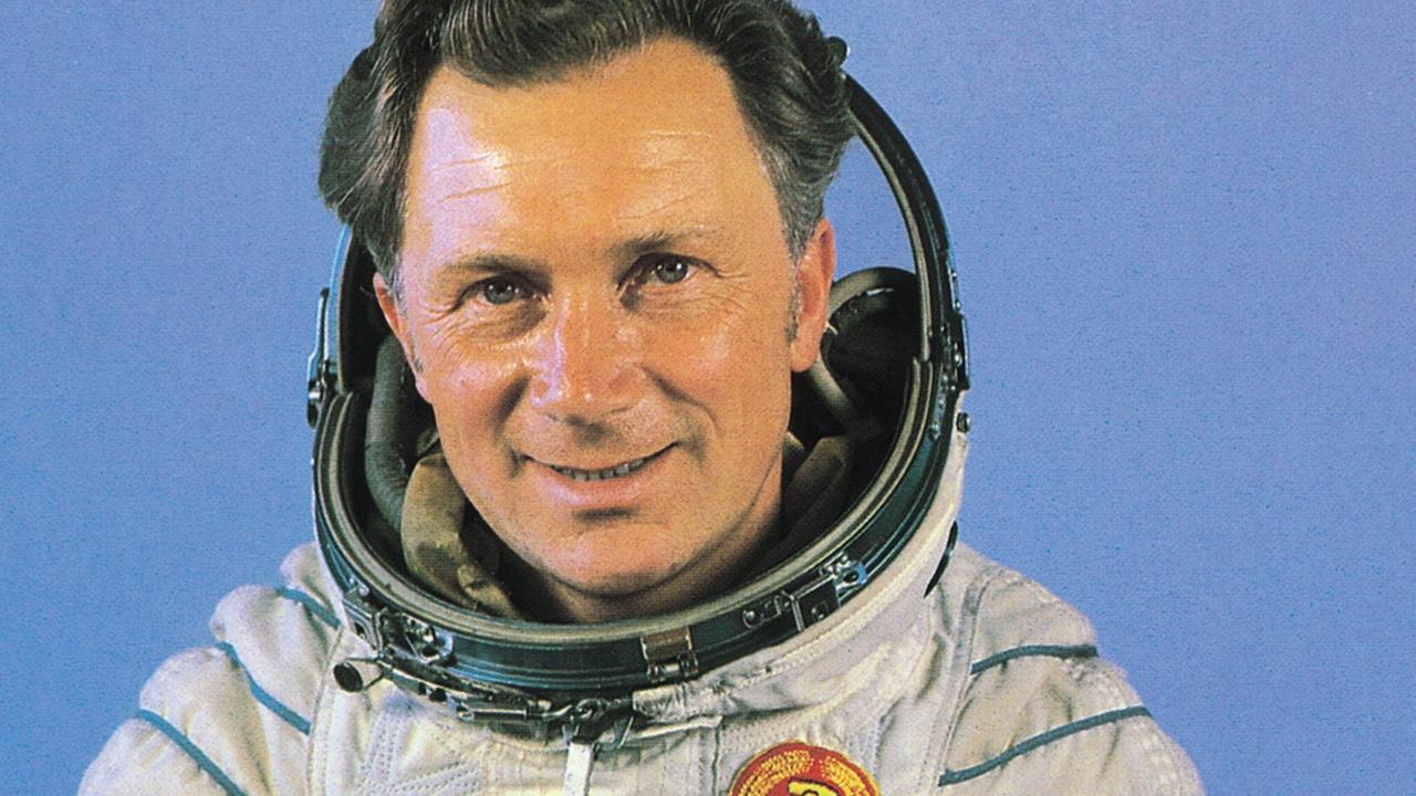 Sigmund Jähn 1978 im Kosmonautenanzug vor seinem Start ins All