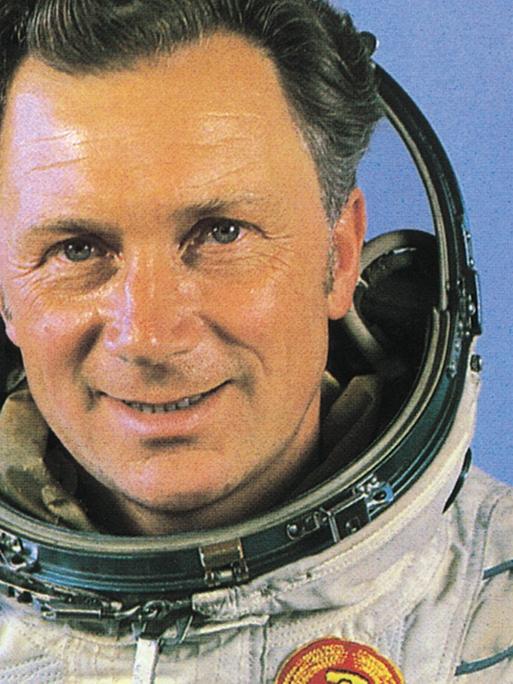 Sigmund Jähn 1978 im Kosmonautenanzug vor seinem Start ins All