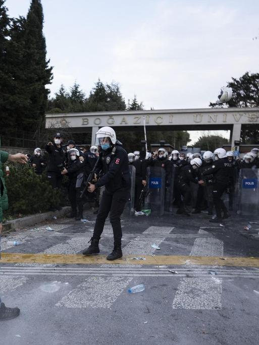 Türkische Bereitschaftspolizei stößt mit den Studenten der Bogazici Universität zusammen, als die Studenten gegen einen neu ernannten Rektor protestieren, der für seine Nähe zur türkischen Regierung und der Regierungspartei bekannt ist.