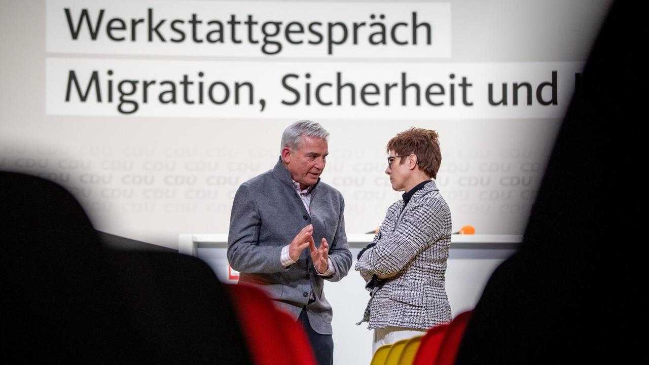 Annegret Kramp-Karrenbauer, CDU-Bundesvorsitzende, und Thomas Strobl (CDU), Innenminister in Baden-Württemberg, unterhalten sich nach der Vorstellung der Ergebnisse zum Abschluss des "Werkstattgesprächs" der CDU zu den Themen Migration, Sicherheit und Integration am 11.02.2019 in Berlin.