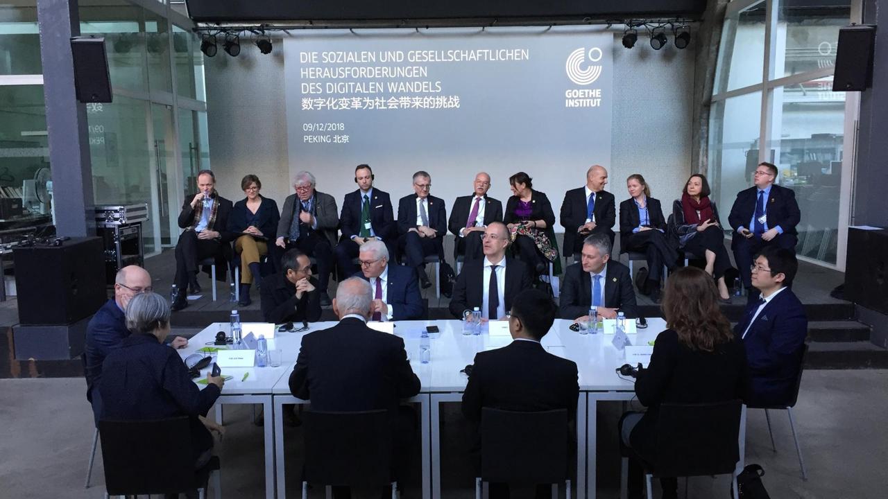 Digital Table mit chinesischen Wissenschaftlern, Philosophen und Bundespräsident Frank-Walter Steinmeier im Goethe Institut Peking am 9.12.2018 