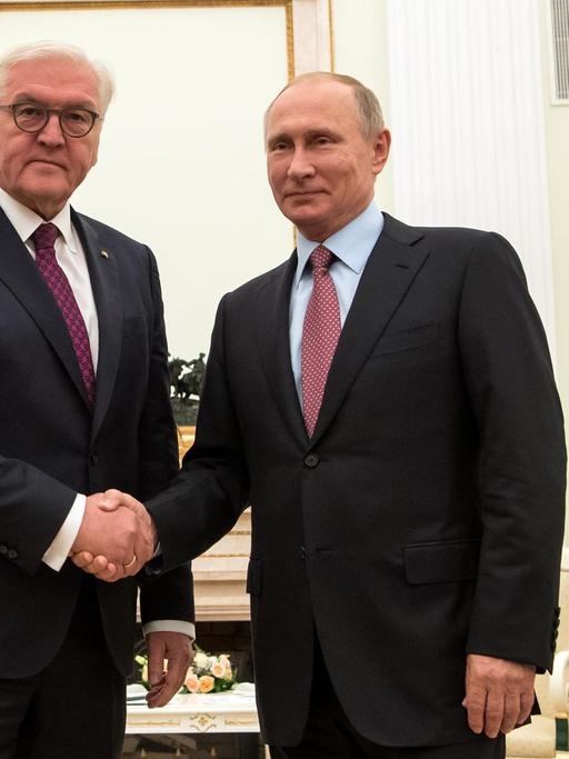 Bundespräsident Frank-Walter Steinmeier (l) und der russische Präsident Wladimir Putin treffen sich im Kreml in Moskau, rechts dahiner steht der russische Außenminister Sergej Lawrow (r).