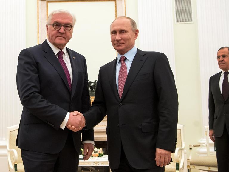 Bundespräsident Frank-Walter Steinmeier (l) und der russische Präsident Wladimir Putin treffen sich im Kreml in Moskau, rechts dahiner steht der russische Außenminister Sergej Lawrow (r).