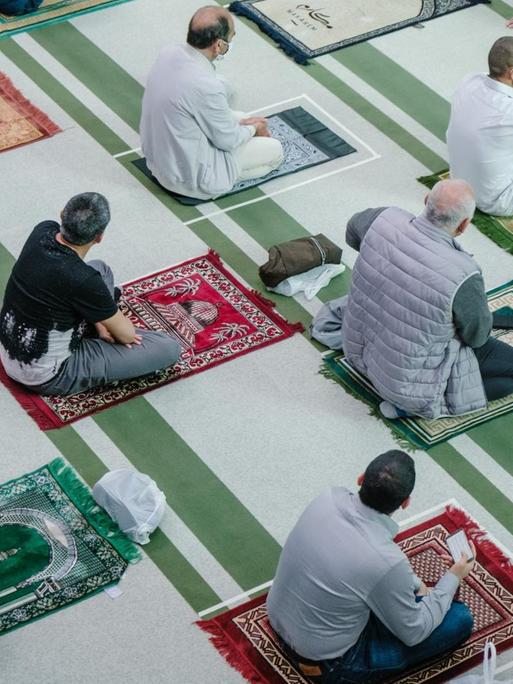 Gläubige beten mit Sicherheitsabstand in der Moschee des Islamischen Kulturzentrum in Wolfsburg. (Symbolbild)