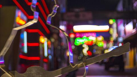 DEU; Deutschland, Hamburg 23.11.2016: Hamburg St. Pauli, Reeperbahn. Der Beatles-Platz ist ein oeffentlicher Platz in Hamburg-St. Pauli im Verlauf der Reeperbahn und der Einmuendung Grosse Freihei. Am Rand des Platzes sind Silhouetten-Skulpturen der Beatles-Musiker aufgestellt. Â DEU Germany Hamburg 23 11 2016 Hamburg St Pauli Reeperbahn the Beatles square is a Public square in Hamburg St Pauli in History the Reeperbahn and the Einmuendung Size at Edge the Place are Silhouettes Sculptures the Beatles Musician up â