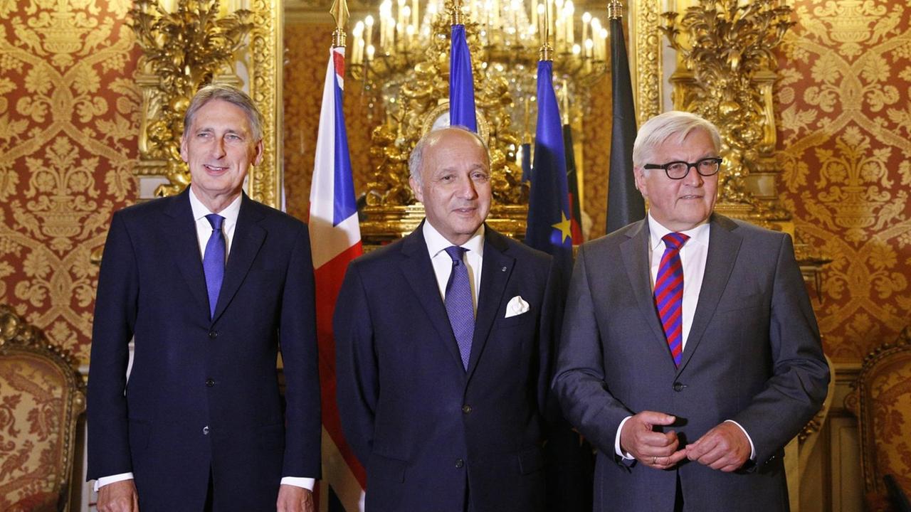 Frankreichs Außenminister Laurent Fabius (m), sein britischer Amtskollege Philip Hammond (l) und Bundesaußenminister Frank-Walter Steinmeier in Paris