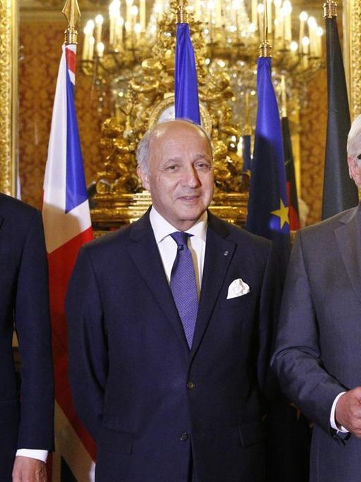 Frankreichs Außenminister Laurent Fabius (m), sein britischer Amtskollege Philip Hammond (l) und Bundesaußenminister Frank-Walter Steinmeier in Paris