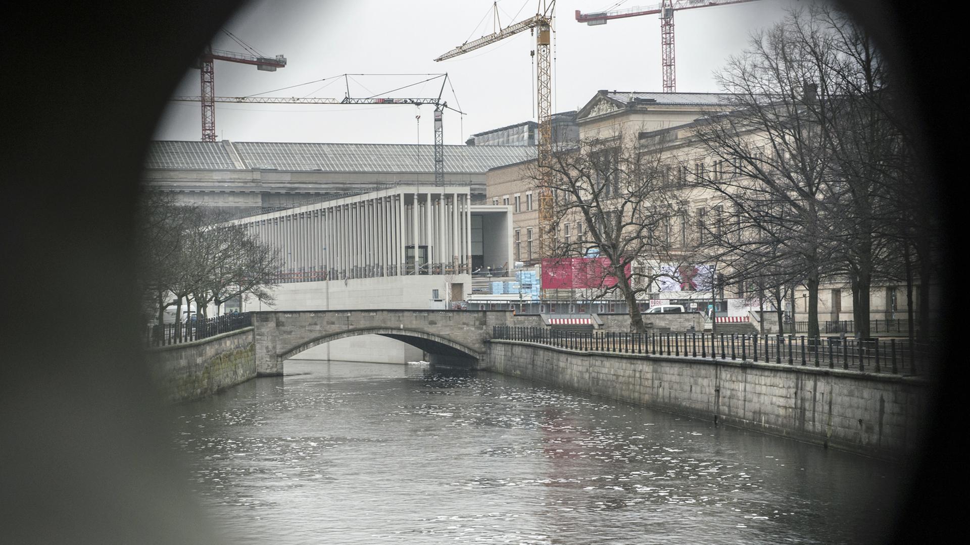 Durch ein Brückengeländer ist am 11.01.2018 in Berlin die im Bau befindliche James-Simon-Galerie, das künftige Eingangsgebäude zur Museumsinsel, zu sehen.