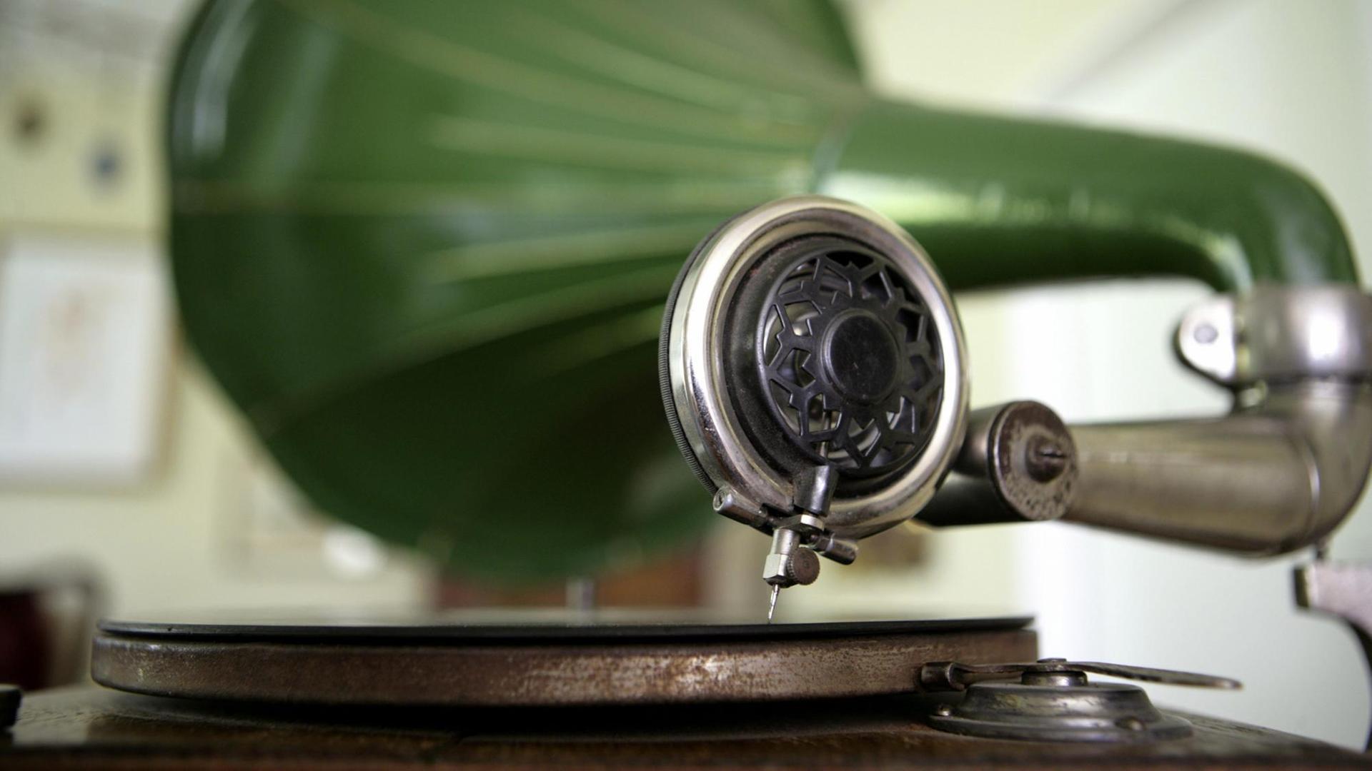 Altes Grammophon, bei dem im Vordergrund die Nadel zu sehen ist und im Hintergrund der Schalltrichter.