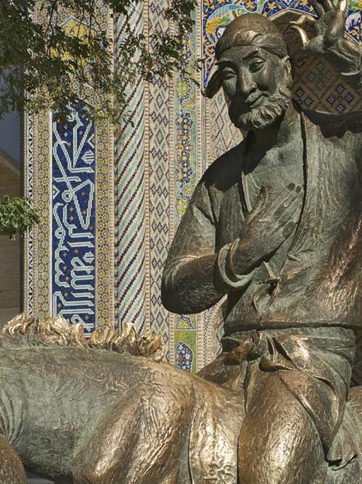 Eine Statue von Nasreddin Hodscha, sitzend auf einem Esel, in Usbekistan.