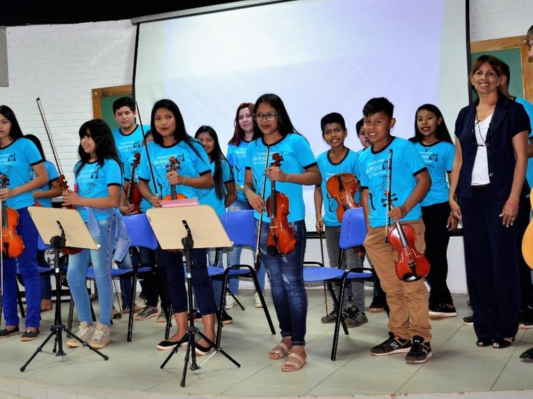 Der Dirigent Eduardo Martinelli und sein Kollege Jardel Tartari haben in der brasilianischen Prärie ein Projekt gegründet, um mit klassischer Musik indigene Sprache und Kultur zu erhalten
