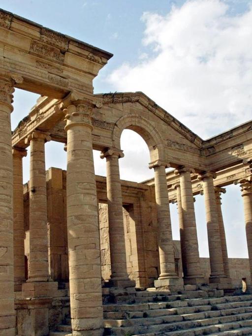 Der historische griechische Tempel von Mrn in Hatra, aufgenommen am 21.4.2003. Die ehemalige Stadt der Parther in einem Wüstengebiet im Nordwesten des Irak wurde 1985 als Kulturdenkmal in die Welterbe-Liste der Unesco aufgenommen. |