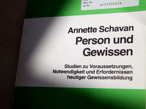 Die gebundene Dissertation von Bundesbildungsministerin Annette Schavan