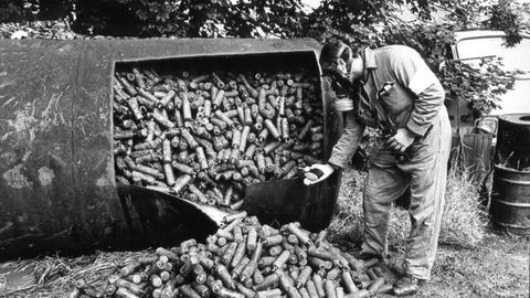 Ein Sprengstoffexperte vor großen Mengen Nebeltöpfe, aufgenommen am 13. September 1979.