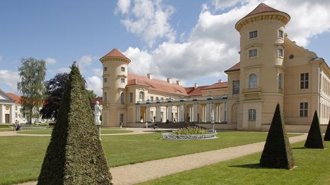 Blick auf das Schloss Rheinsberg in Brandenburg: Das Schloss Rheinsberg ist Sitz des Kurt-Tucholsky-Literaturmuseums; in einem Nebengebäude befindet sich die Landesmusikakademie