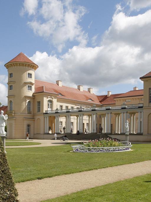 Das Bild zeigt das Schloss Rheinsberg in Brandenburg, den Sitz des Kurt-Tucholsky-Literaturmuseums.