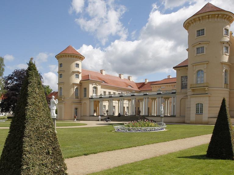 Blick auf das Schloss Rheinsberg in Brandenburg: Das Schloss Rheinsberg ist Sitz des Kurt-Tucholsky-Literaturmuseums