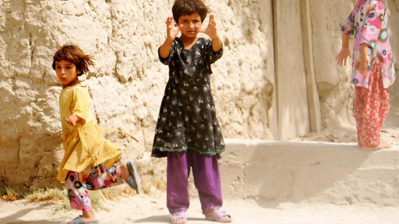 Kleine Mädchen stehen am Sonntag (28.08.2011) in Kundus (Afghanistan) vor einem Haus.