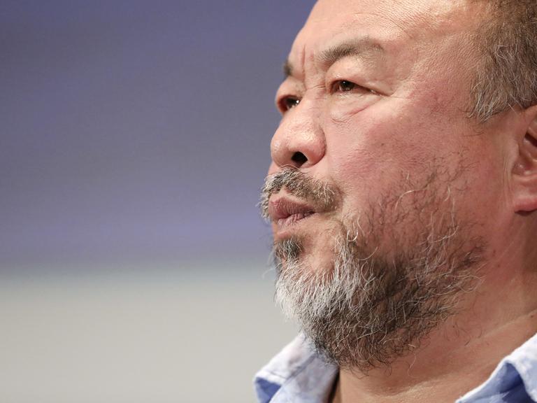 Der chinesische Künstler Ai Weiwei schaut von rechts ins Bild.