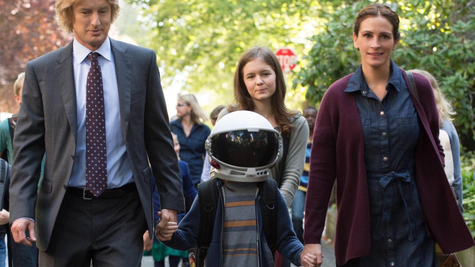 Am ersten Schultag begleiten Auggie im Film "Wunder" sein Papa Nate, seine Mama Isabel, seine Schwester Olivia - und sein Helm
