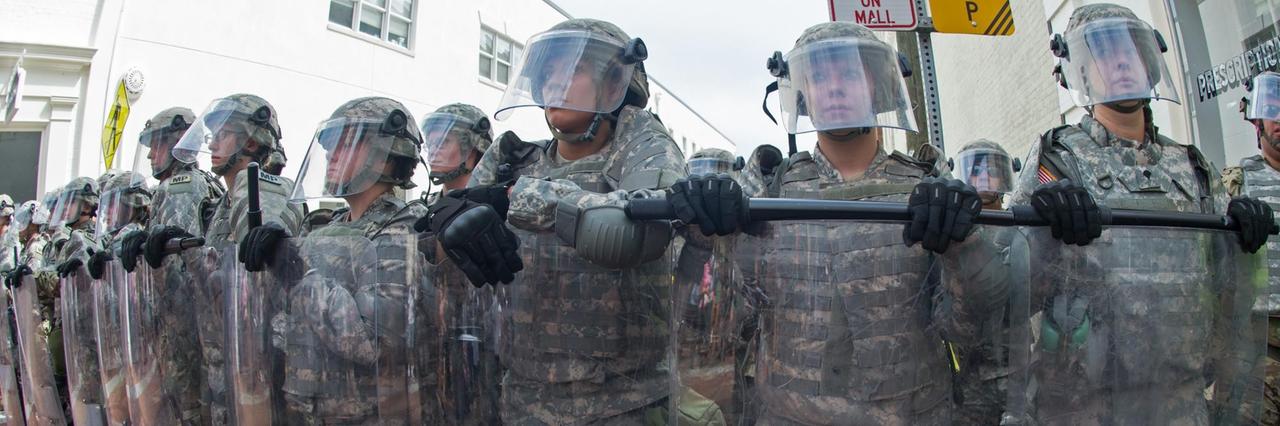 Die Nationalgarde des US-Bundesstaates Virginia sichert einen Straßenzug in Charlottesville.