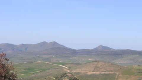 Im Frühjahr grün, im Sommer braun: Bergland an der Grenze zwischen der spanischen Exklave Melilla und der algerischen Grenze.