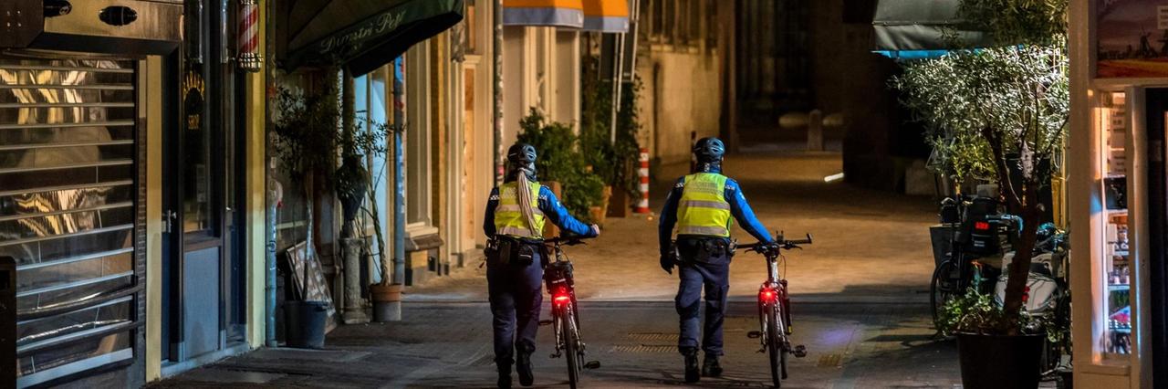 Polizisten patrouillieren in Utrecht, Niederlande