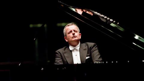 Der Pianist Michael Korstick spielt an einem Flügel