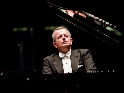 Michael Korstick, HUK-Foyer Coburg, spielt a, Klavier.
