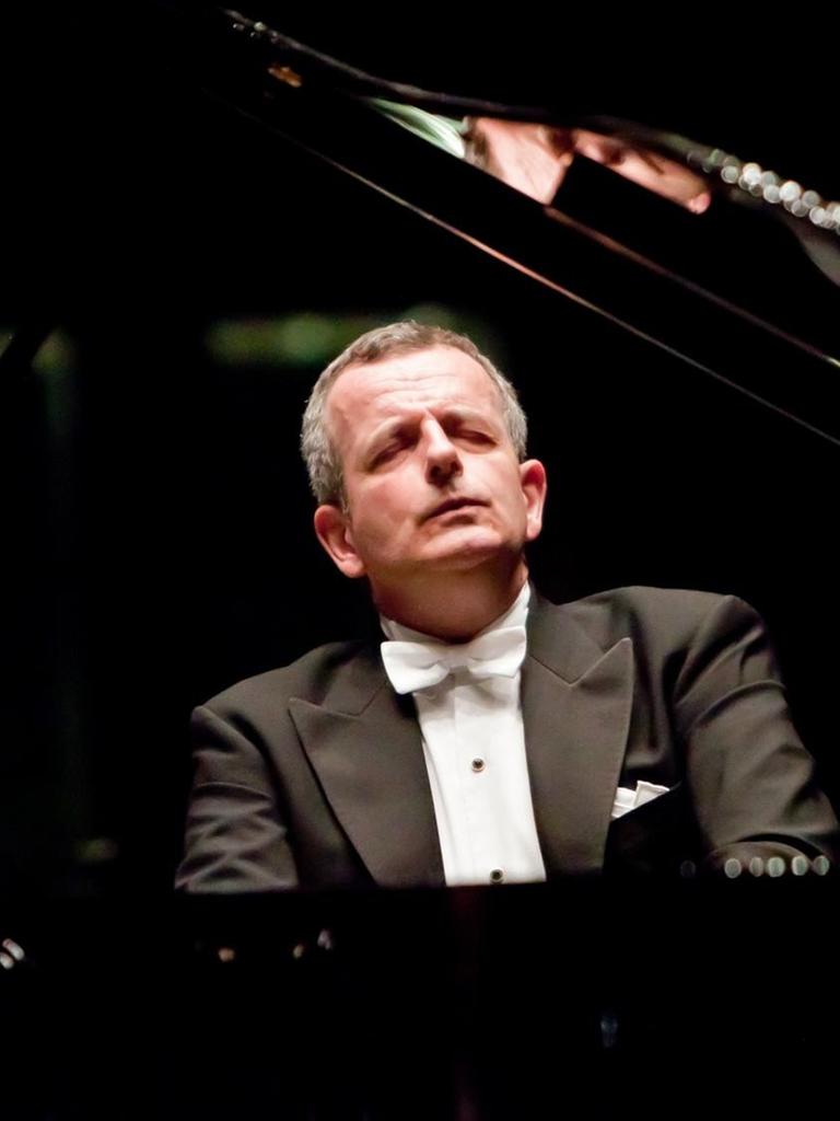 Michael Korstick, HUK-Foyer Coburg, spielt a, Klavier.