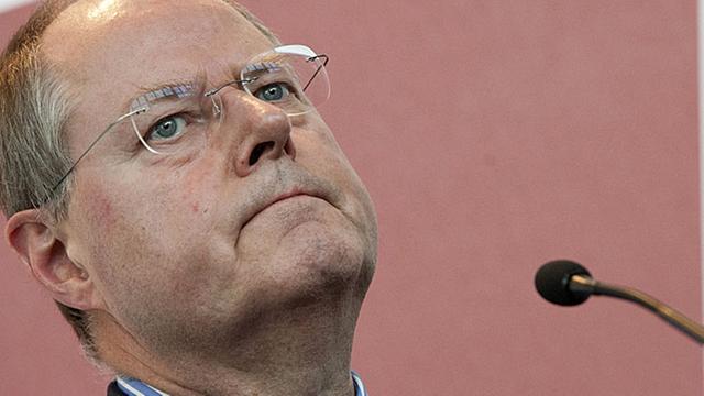 SPD-Kandidat Steinbrück steht wegen seiner Nebeneinkünfte weiterhin in der Kritik.