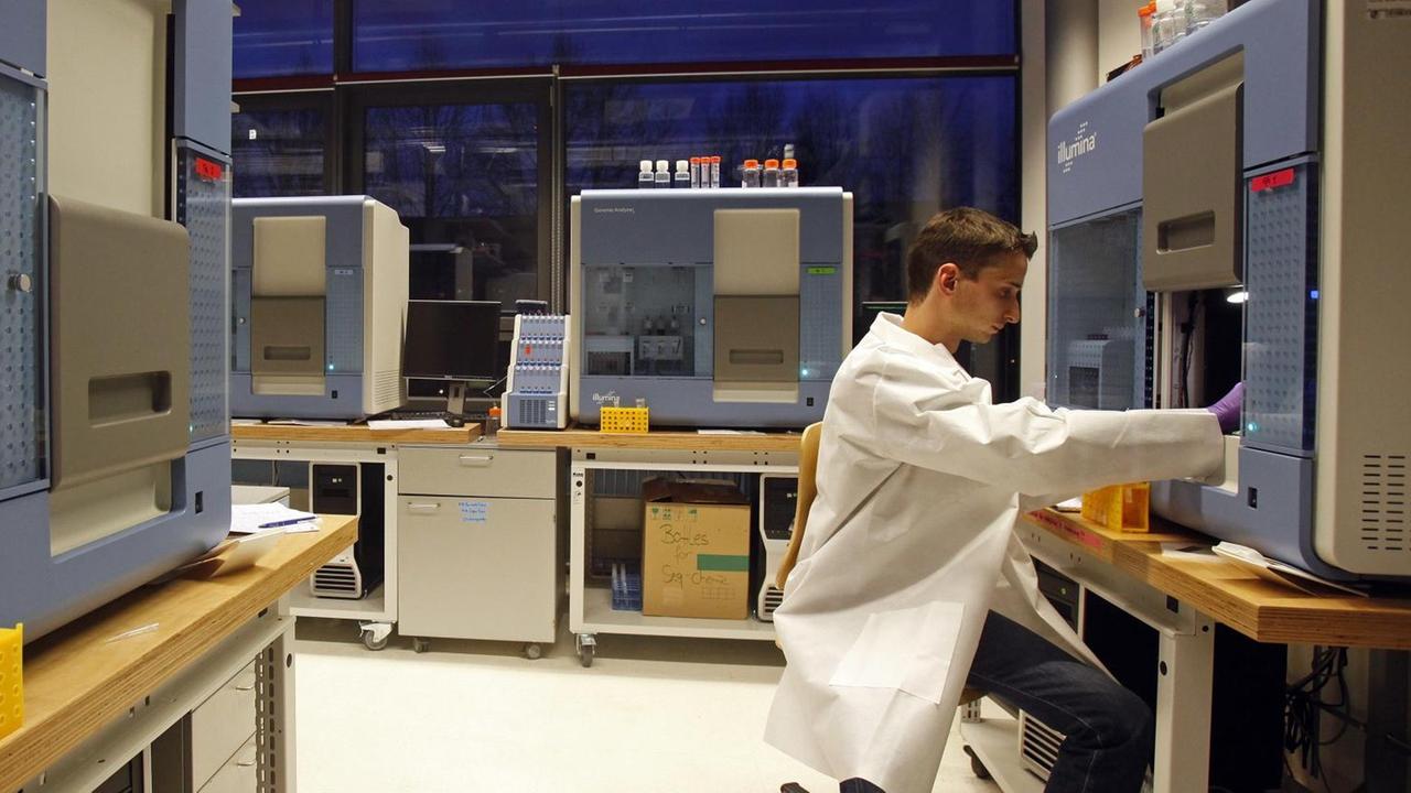 Martin Kircher, Doktorand am Max-Planck-Institut für evolutionäre Anthropologie, arbeitet am Donnerstag (12.02.2009) in Leipzig an einem Sequenzierer. Das Gerät bestimmt bis zu 100 Millionen DNA-Sequenzen