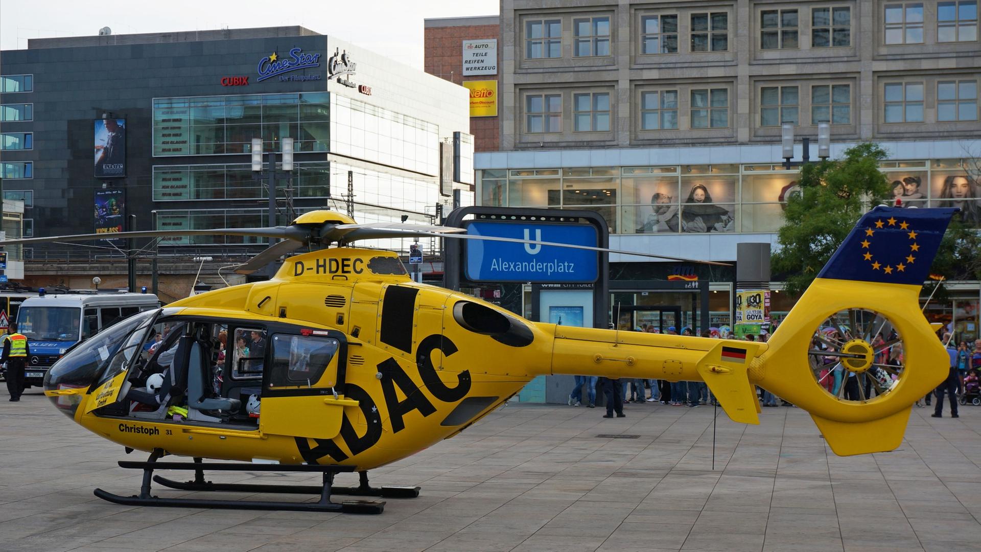 ADAC Helikopter "Christoph" steht auf dem Alexanderplatz in Berlin ADAC Helikopter "Christoph" steht auf dem Alexanderplatz in Berlin