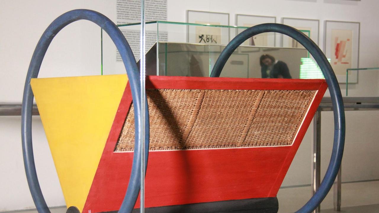 Die Wiege von Peter Keler in der Dauerausstellung im neuen Bauhaus Museum Weimar.