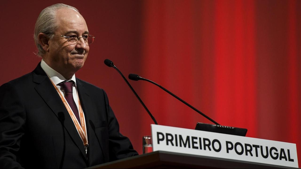 Rui Rio, der Vorsitzende der konservativen portugiesischen Volkspartei PSD, bei einer Rede in Lissabon - an seinem Pult steht der Slogan "Portugal Primeiro" ("Portugal zuerst")