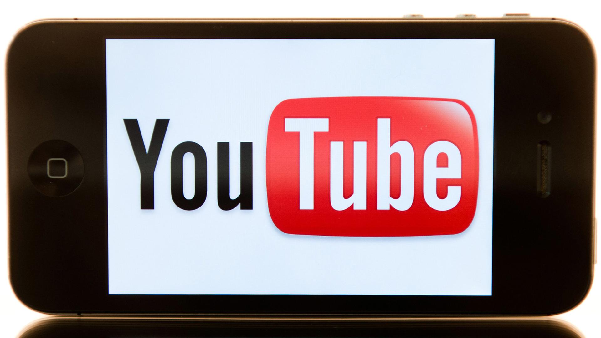 Das Logo des Videoportals YouTube ist auf einem iPhone zu sehen