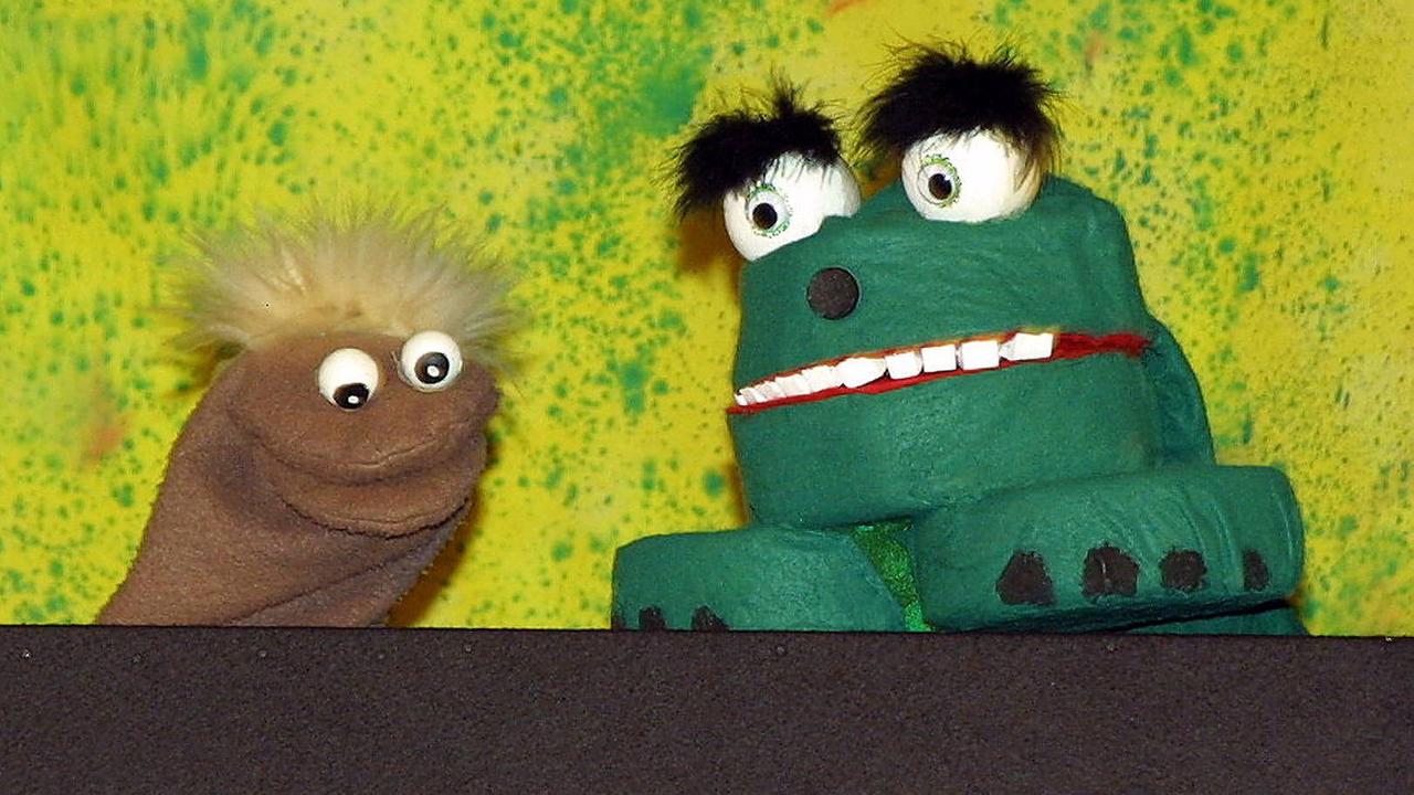 Die Puppentheaterfiguren Karl-Heinrich der Wurm und Fred der Breitmaulfrosch. Die Puppentheaterfiguren Karl-Heinrich der Wurm und Fred der Breitmaulfrosch.